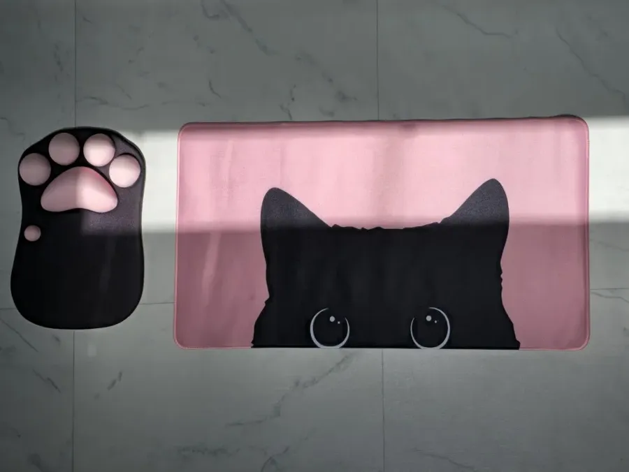 Tapis rose avec chat noir et patte, photo publiée par un acheteur
