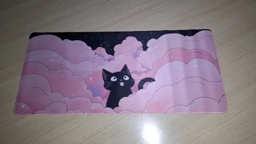 Tapis XXL chat noir et nuages roses posé à plat, entier, photo d'acheteur
