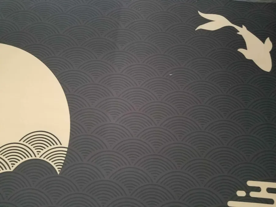 Détail du motif lune dorée et vagues seigaiha photographié de près par un acheteur