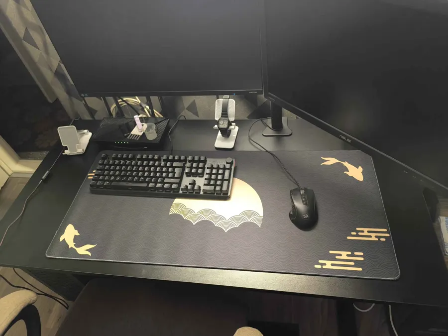 Tapis de souris XXL japonais lune dorée installé sur le bureau d'un acheteur, clavier et souris posés dessus