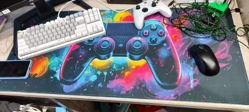 Tapis néon doodles manette avec clavier posé dessus, photo d'acheteur