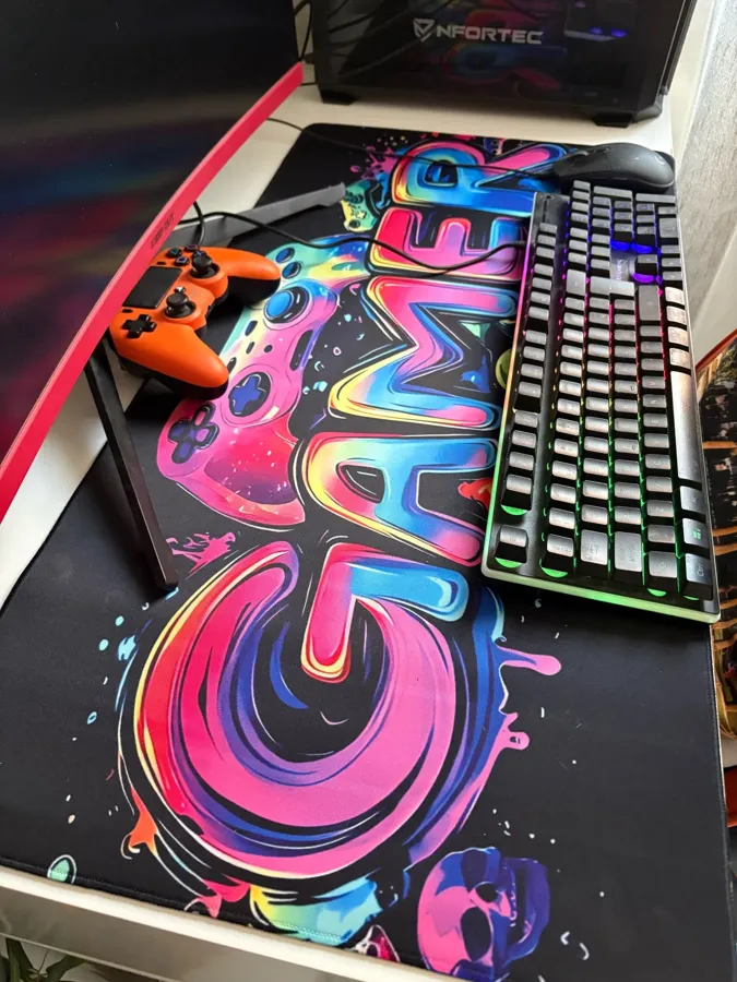 Tapis gaming néon GAMER graffiti installé dans la salle de jeux d'un acheteur