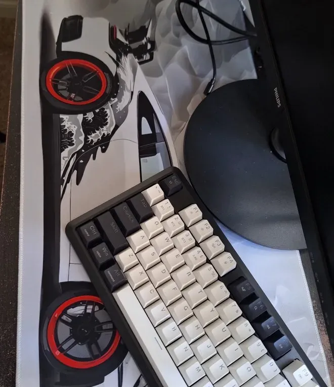 Tapis voiture sportive avec clavier et souris en place, photo d'acheteur