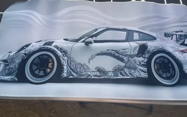 Tapis XXL voiture sportive de profil déroulé sur un bureau, photo d'acheteur